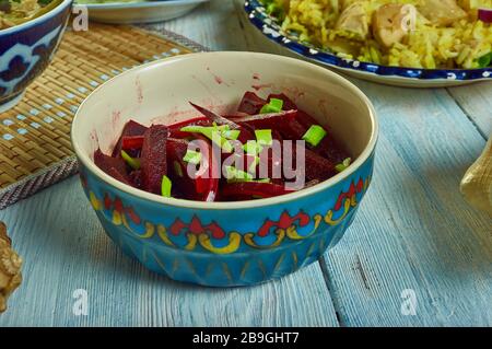 Meera Sodha's , curry di barbabietole, cucina dello Sri Lanka, piatti tradizionali assortiti, vista dall'alto. Foto Stock