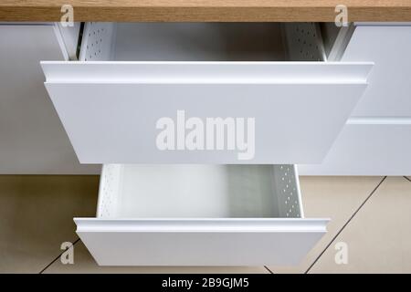 Parte del Contemporary Kitchen Interior - cassetto per piatti o mensole sotto il lavandino con pannello frontale in legno vista dall'alto Foto Stock