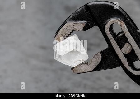 Diamante grezzo Big dob bloccato da pinze grandi indistruttibile Foto Stock