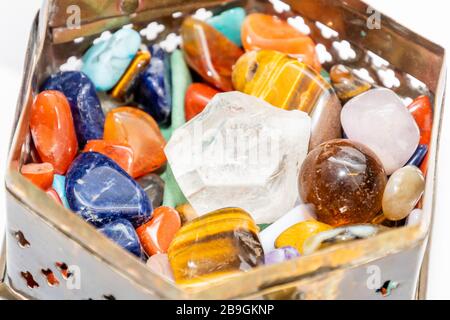 Diamante grezzo dob tra gemme colorate in vecchia scatola di gioielleria Foto Stock