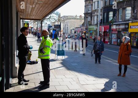 Inghilterra, East Sussex, Brighton, persone in coda con le misure di distanza sociale messe in atto dal supermercato Waitrose per limitare le persone che entrano nel negozio. Foto Stock