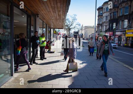 Inghilterra, East Sussex, Brighton, persone in coda con le misure di distanza sociale messe in atto dal supermercato Waitrose per limitare le persone che entrano nel negozio. Foto Stock