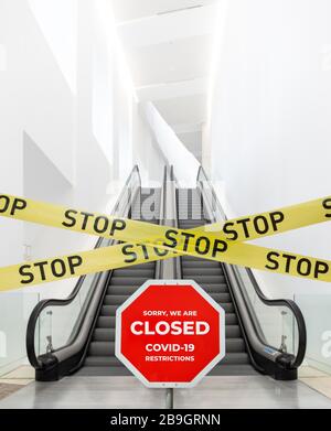 Scena di pubblico indoor con nastro barriera e stop sign .edificio chiuso durante il coronavirus COVID-19 concetto epidemico Foto Stock