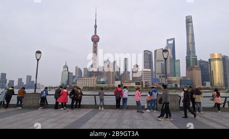 (200324) -- SHANGHAI, 24 marzo 2020 (Xinhua) -- i turisti sono visti al Bund in Shanghai, Cina orientale, 24 marzo 2020. Shanghai ha annunciato il declassamento della sua risposta di emergenza al nuovo focolaio di coronavirus dal livello i al livello II a partire da martedì. (Foto di Wang Xiang/Xinhua) Foto Stock