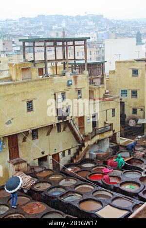 Vista sul Tannery Chouara, nella medina di Fes (Fez), Marocco Foto Stock