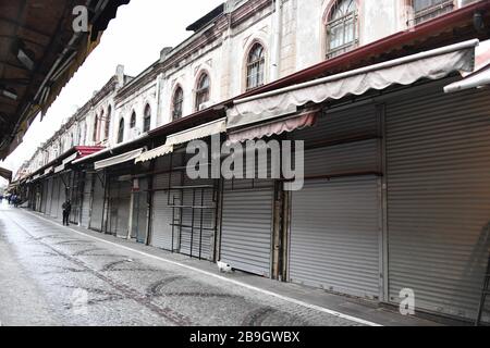 (200324) -- ISTANBUL, 24 marzo 2020 (Xinhua) -- persone a piedi oltre negozi chiusi al Gran Bazaar di Istanbul, Turchia, 24 marzo 2020. Il bazar era stato chiuso da lunedì, come parte degli sforzi per frenare la diffusione del COVID-19. Il numero di decessi per infezione da COVID-19 in Turchia è salito a 37 dopo che sono stati aggiunti altri sette decessi lunedì, ha detto il ministro della Sanità turco Fahrettin Koca. Secondo il ministro, il numero totale di casi confermati COVID-19 in Turchia è salito a 1,529. (Xinhua/Xu Suhui) Foto Stock