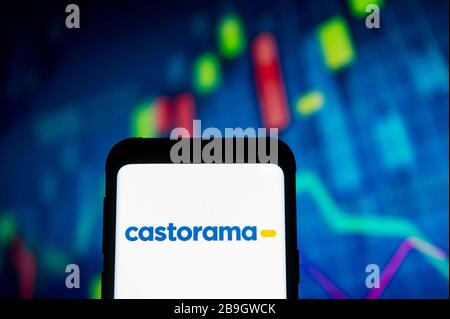 Polonia. 23 marzo 2020. In questa illustrazione foto viene visualizzato un logo Castorama su uno smartphone.viene visualizzata UNA tabella del mercato azionario come sfondo. Credit: Mateusz Slodkowski/SOPA Images/ZUMA Wire/Alamy Live News Foto Stock