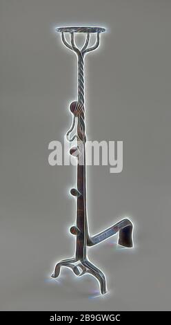 Francese: Andiron (Landiers en Hastiers), francese, inizio 16th secolo, ferro, fatto in Francia durante il 16th secolo, questi due oggetti in ferro battuto a mano, chiamati andirons, sono stati utilizzati per sostenere tronchi di legno all'interno di caminetti domestici cucina. Non tutti gli andironi erano così elaborati: Ci sono ganci decorati con conchiglie per sostenere gli spiti di ferro per arrostire grandi carni con grucce a forma di cuore e tazze a cestino che potrebbero contenere utensili, pentole e piatti durante la cottura., nel complesso: 45 x 11 11/16 x 21 7/8 in. (114,3 x 29,7 x 55,6 cm) Foto Stock