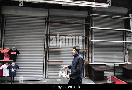 (200324) -- ISTANBUL, 24 marzo 2020 (Xinhua) -- UN uomo cammina davanti a negozi chiusi al Gran Bazaar di Istanbul, Turchia, 24 marzo 2020. Il bazar era stato chiuso da lunedì, come parte degli sforzi per frenare la diffusione del COVID-19. Il numero di decessi per infezione da COVID-19 in Turchia è salito a 37 dopo che sono stati aggiunti altri sette decessi lunedì, ha detto il ministro della Sanità turco Fahrettin Koca. Secondo il ministro, il numero totale di casi confermati COVID-19 in Turchia è salito a 1,529. (Xinhua/Xu Suhui) Foto Stock