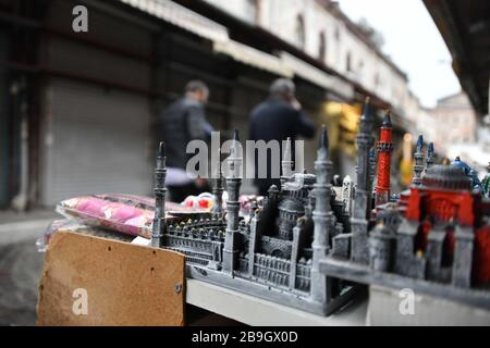 (200324) -- ISTANBUL, 24 marzo 2020 (Xinhua) -- persone a piedi oltre negozi chiusi al Gran Bazaar di Istanbul, Turchia, 24 marzo 2020. Il bazar era stato chiuso da lunedì, come parte degli sforzi per frenare la diffusione del COVID-19. Il numero di decessi per infezione da COVID-19 in Turchia è salito a 37 dopo che sono stati aggiunti altri sette decessi lunedì, ha detto il ministro della Sanità turco Fahrettin Koca. Secondo il ministro, il numero totale di casi confermati COVID-19 in Turchia è salito a 1,529. (Xinhua/Xu Suhui) Foto Stock