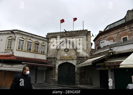 (200324) -- ISTANBUL, 24 marzo 2020 (Xinhua) -- UN uomo cammina oltre il Gran Bazaar di Istanbul chiuso a Istanbul, Turchia, 24 marzo 2020. Il bazar era stato chiuso da lunedì, come parte degli sforzi per frenare la diffusione del COVID-19. Il numero di decessi per infezione da COVID-19 in Turchia è salito a 37 dopo che sono stati aggiunti altri sette decessi lunedì, ha detto il ministro della Sanità turco Fahrettin Koca. Secondo il ministro, il numero totale di casi confermati COVID-19 in Turchia è salito a 1,529. (Xinhua/Xu Suhui) Foto Stock