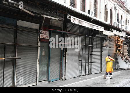 (200324) -- ISTANBUL, 24 marzo 2020 (Xinhua) -- UN pulitore lavora al Gran Bazaar di Istanbul chiuso a Istanbul, Turchia, 24 marzo 2020. Il bazar era stato chiuso da lunedì, come parte degli sforzi per frenare la diffusione del COVID-19. Il numero di decessi per infezione da COVID-19 in Turchia è salito a 37 dopo che sono stati aggiunti altri sette decessi lunedì, ha detto il ministro della Sanità turco Fahrettin Koca. Secondo il ministro, il numero totale di casi confermati COVID-19 in Turchia è salito a 1,529. (Xinhua/Xu Suhui) Foto Stock