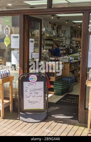 Sidmouth, Devon, 24 marzo 2020 UN avviso al di fuori di un negozio di alimenti per la salute a Sidmouth, Devon, limitando l'accesso a due soli clienti alla volta durante la pandemia di coronavirus. Credit: Photo Central/Alamy Live News Foto Stock