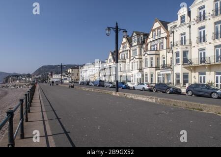 Sidmouth, Devon, 24 marzo 2020 l'Esplanade a Sidmouth, Devon - quasi vuoto come la gente osserva le nuove regole di 'giorno a casa' sulla scia della pandemia del coronavirus. Credit: Photo Central/Alamy Live News Foto Stock