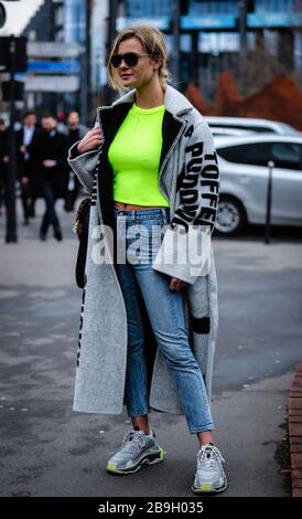 PARIGI, Francia - 1 marzo 2019: Ines Mannei sulla strada a Parigi. Foto Stock