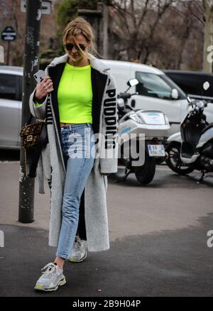 PARIGI, Francia - 1 marzo 2019: Ines Mannei sulla strada a Parigi. Foto Stock