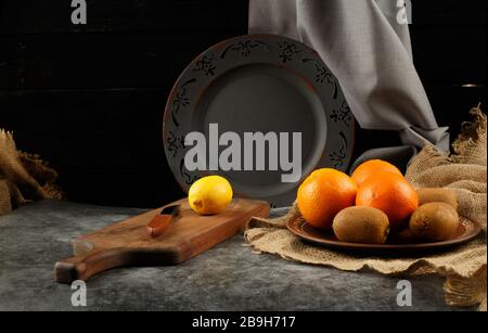 Gli agrumi si mescolano su uno sfondo rustico. Foto Stock