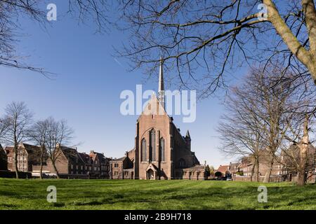 Gent, Belgio - 22 marzo 2020: La chiesa del beghinage di Santa Elisabetta o Groot Begijnhof. Patrimonio mondiale dell'UNESCO Foto Stock