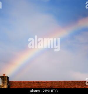 La fine dell'arcobaleno sembra entrare nel camino, Regno Unito Foto Stock