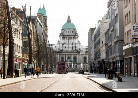 Donegall Place, tradizionalmente BelfastÕs strada principale dello shopping deserta dopo che la gente è stata chiesta rimanere a casa. Foto Stock