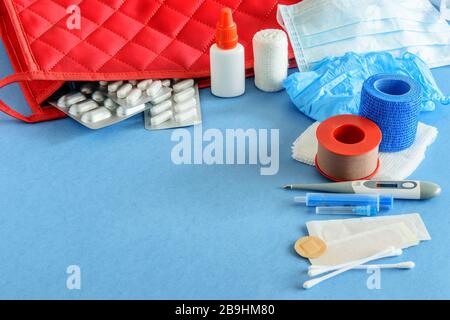 Kit medico primo su fondo blu primo piano. Primo soccorso medico, giacitura piana. Foto Stock