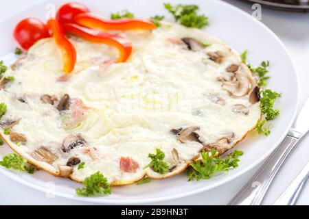 Gustosa omelette con funghi per colazione Foto Stock