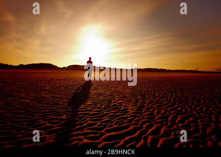 Un altro luogo è un pezzo di scultura moderna di Sir Antony Gormley situato a Crosby Beach a Merseyside, Inghilterra.UK Foto Stock