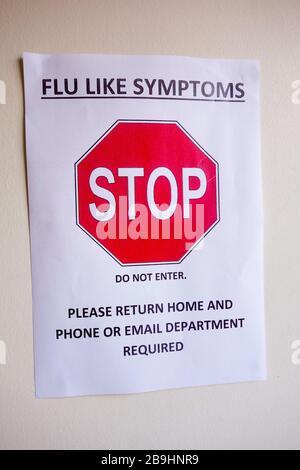 Un segnale di avvertimento del virus Corona in un ambulatorio medico progettato per fermare la diffusione della pandemia di Covid 19 a Glasgow, Scozia, Regno Unito, Europa Foto Stock