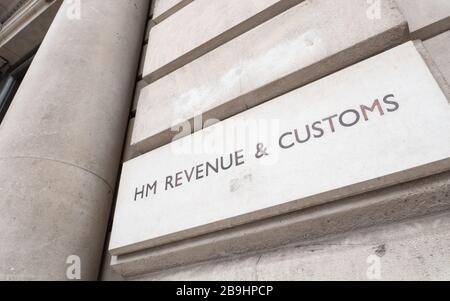 Ricavi e dogane HM. Un cartello fuori dall'edificio del governo britannico per l'ufficio fiscale HMRC sulla Whitehall di Londra, Inghilterra. Foto Stock