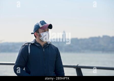 Uomo turco che indossa un facemask in un luogo pubblico per contribuire a prevenire l'infezione da parte della malattia conosciuta come Coronavirus o Covid-19 in Turchia. Foto Stock