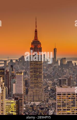 Vista dall'alto al tramonto dell'Empire state Building e dello skyline della città, Manhattan, New York, USA Foto Stock