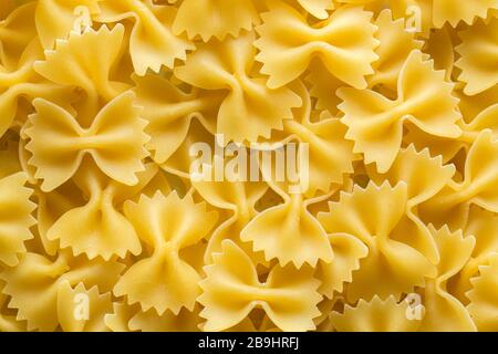 FARFALLE pasta italiana sfondo. Pasta tradizionale dall'alto Foto Stock