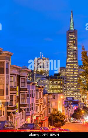 Vista notturna della skyline del centro di San Francisco, California, Stati Uniti d'America Foto Stock