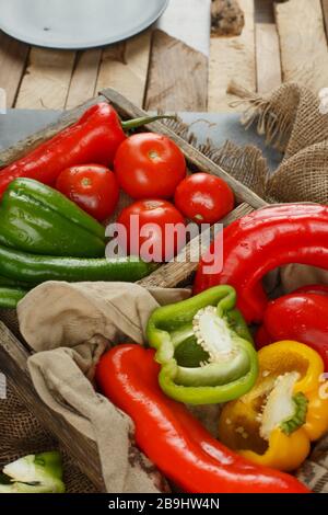 Peperoncini tagliati a metà e interi con pomodori. Foto Stock