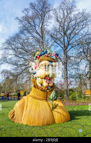 Scultura insolita dell'artista Philip Haas: Una testa formata da una collezione di verdure, in mostra nel RHS Garden, Wisley, Surrey Foto Stock