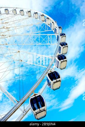 The Wheel of Liverpool, una ruota in metallo bianco trasportabile sul lungomare storico di Liverpool a Liverpool, Inghilterra, Regno Unito Foto Stock