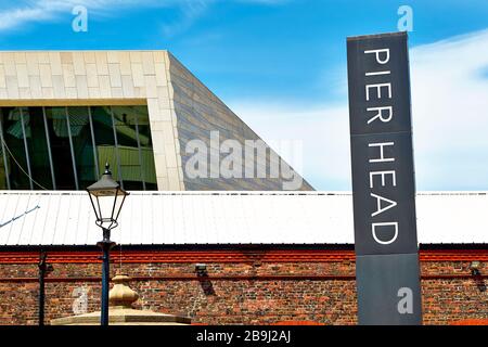 Il Museo di Liverpool in una soleggiata giornata di Summers, Mann Island, Pier Head, Liverpool UK Foto Stock