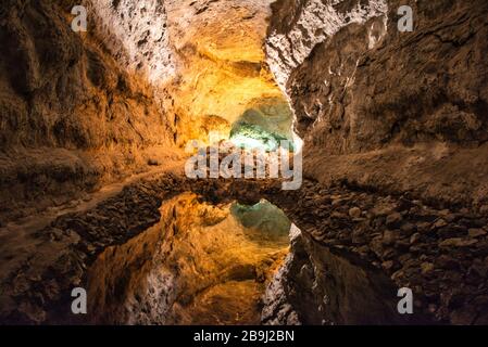 Spanien, Spagna, Lanzarote, Cueva de los Verdes,, isola, Höhle,Lava,Gestein, roccia, grotta, Spiegelung, riflessione, Foto Stock