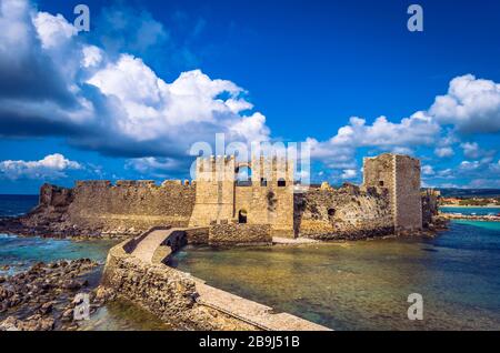 Ponte alla medievale Fortezza Veneziana di Methoni . Foto Stock