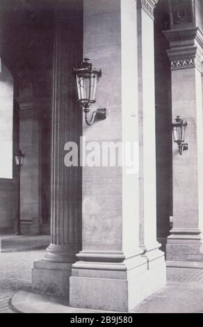 PALAZZO DEL LOUVRE Album Mobilier urbain : palais du Louvre, Passage de la bibliothèque, torchère, vers 1865. Parigi (Ier arr.). Photographie de Charles Marville (1813-1879). Parigi, musée Carnavalet. Foto Stock