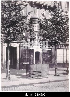 ALBUM MOBILI Charles Marville (1813-1879). 'Album mobilier urbain : Boulevard de Sébastopol, vespasienne', vers 1865. Parigi, musée Carnavalet. Foto Stock