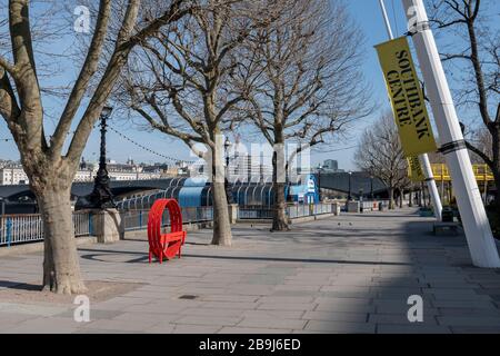 Londra, Regno Unito. 24 marzo 2020. Primo giorno di Lockdown a Londra al Southbank Centre. (Foto di Sam Mellish / Alamy Live News) Foto Stock