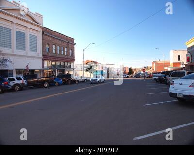 N. Broad Street a Globe Arizona nel tardo pomeriggio sole e ombra che mostra un vivace quartiere degli affari. Foto Stock