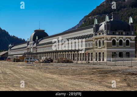 Monumento Stazione ferroviaria del 20 ° secolo nel comune spagnolo di Canfranc, vicino al confine con la Francia. Pozzo di interesse culturale, Spagna. Foto Stock
