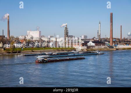 Duisburg, regione della Ruhr, Renania Settentrionale-Vestfalia, Germania - le imbarcazioni di navigazione interna viaggiano sul Reno vicino a Duisburg-Homberg, paesaggio industriale. Duis Foto Stock