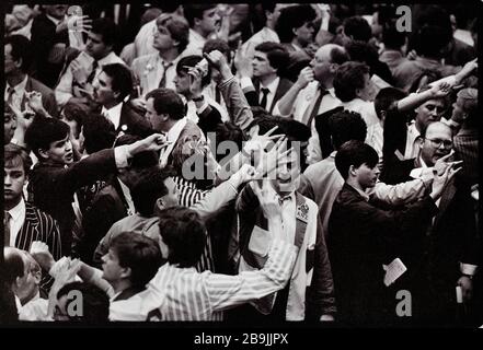 City of London LIFFE - The London International Financial Futures and Options Exchange - trading floor 1988 il London International Financial Futures and Options Exchange (LIFFE, pronunciato 'life') è uno scambio futures con sede a Londra. Foto Stock