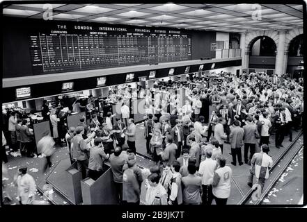 City of London LIFFE - The London International Financial Futures and Options Exchange - trading floor 1988 il London International Financial Futures and Options Exchange (LIFFE, pronunciato 'life') è uno scambio futures con sede a Londra. Foto Stock