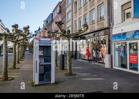 23.03.2020, Viersen, basso Reno, Nord Reno-Westfalia, Germania - divieto di contatto a causa della pandemia corona, il Lunedi deserta via dello shopping con chiuso Foto Stock