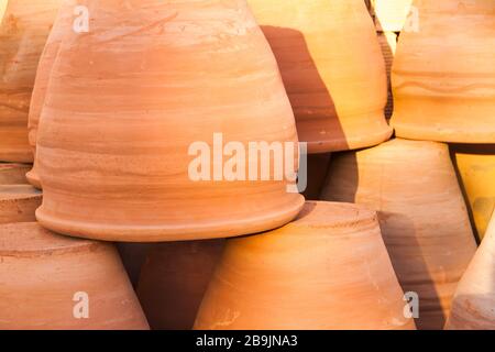 Pois di fiori di argilla di terracotta capovolta (Earthenware) impilati l'uno sull'altro Foto Stock