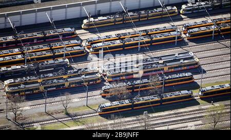 24 marzo 2020, Baden-Wuerttemberg, Karlsruhe: I tram si trovano in un deposito delle compagnie di trasporto (foto aerea). Foto: Ponte degli Uli/dpa Foto Stock